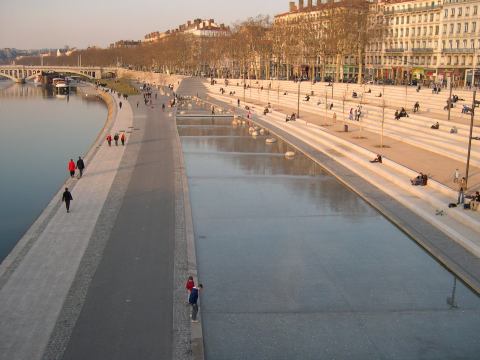  promenade aménagée le long du Rhône, avec gradins et plans d'eau